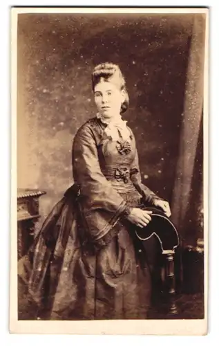 Fotografie Robt H. Preston, Penzance, Junge Frau mit hochgestecktem Haar