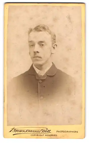 Fotografie Brom - Barnes & Bell, London, 222 & 220 Regent St., Junger Mann in dunkler Jacke