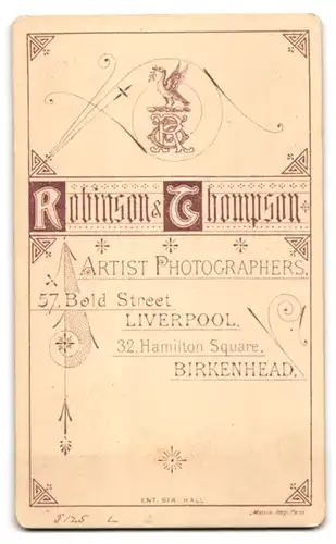 Fotografie Robinson & Thompson, Liverpool, 57. Bold Street, Älterer Herr mit Buch in der Hand