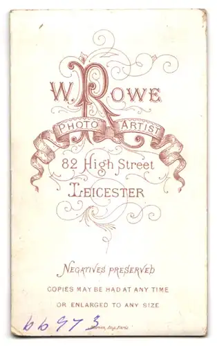 Fotografie W. Rowe, Leicester, 82. High Street, Ältere Dame mit geschmückter Kopfbedeckung an Tisch anlehnend