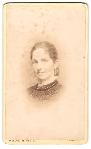 Fotografie W. A. Smith, Ipswich, 18. Brook Street, Porträt einer Dame mit Perlenkette