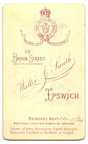 Fotografie W. A. Smith, Ipswich, 18. Brook Street, Porträt einer Dame mit Perlenkette