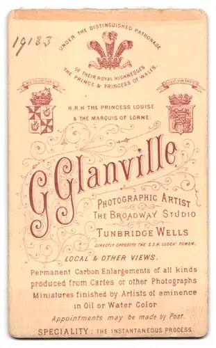 Fotografie Geo. Glanville, Turnbridge Wells, Mann mit überschlagenen Beinen und Buch in der Hand