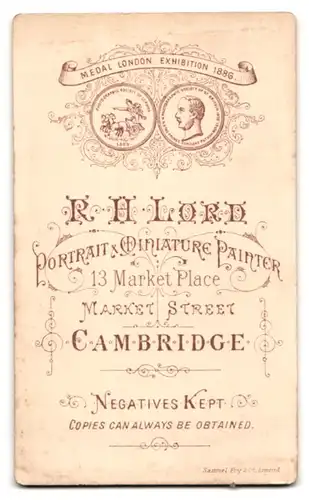 Fotografie R. H. Lord, Cambridge, 13. Market Place, Market Street, Mann mit Schnauzbart und Anzug