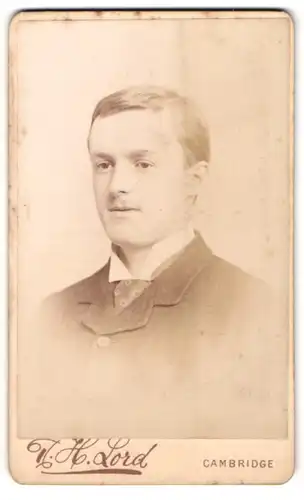 Fotografie R. H. Lord, Cambridge, 13. Market Place, Market Street, Junger Herr im Anzug mit Krawatte