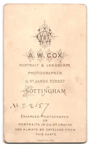 Fotografie A. W. Cox, Nottingham, 11. St. James Street, Junge im Anzug auf Tisch sitzend