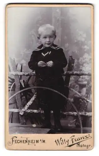 Fotografie Willy Franz, Fechenheim, Kleinkind im Kostüm mit Spielreifen