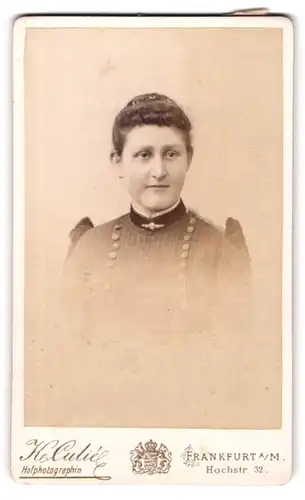 Fotografie Katharina Culié, Frankfurt a. M., Hochstrasse 32, Frau im gestreiften Kleid mit Knopfleisten