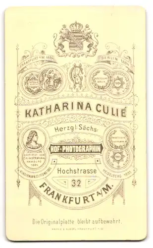 Fotografie Katharina Culié, Frankfurt a. M., Hochstrasse 32, Junge Dame im Kleid mit Brosche