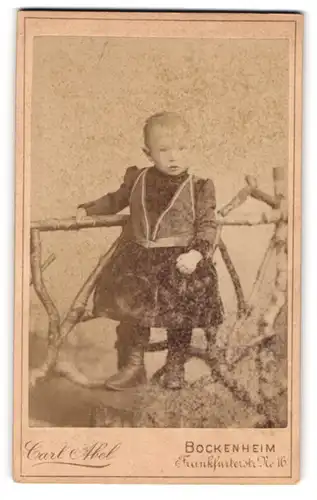 Fotografie Karl Abel, Bockenheim, Frankfurterstr. 16, Kleinkind im Kleid am Geländer stehend