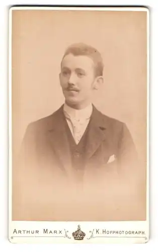 Fotografie Arthur Marx, Frankfurt a. M., Kaiserstrasse 1, Mann im Anzug mit Moustache