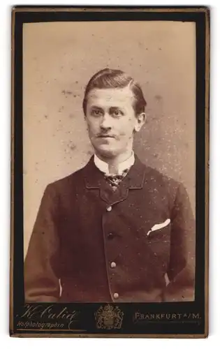 Fotografie Katharina Culié, Frankfurt a. M., Hochstrasse 32, Junger Mann mit Einstecktuch und gestreifter Krawatte