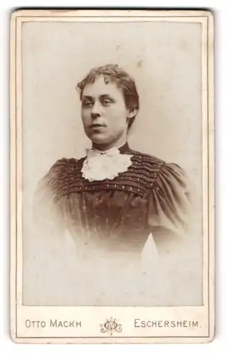 Fotografie Otto Mackh, Eschersheim, Frau im Halbprofil im plissierten Kleid mit Puffärmeln