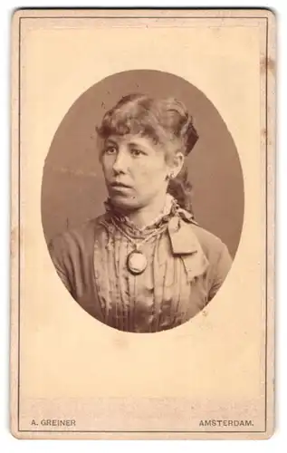 Fotografie A. Greiner, Amsterdam, Nieuwendyk L. 89, Dame im Halbprofil mit Medaillon-Halskette