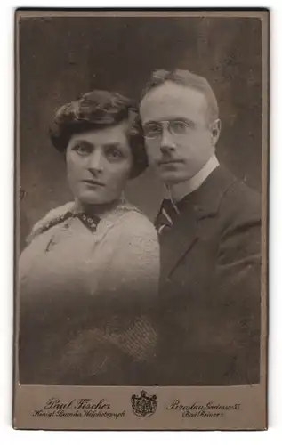 Fotografie Paul Fischer, Breslau, Gartenstr. 55, Mann im Anzug mit Frau im weissen, geschmückten Kleid