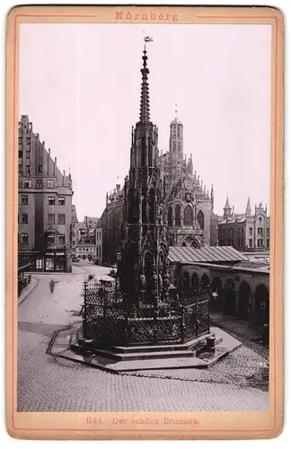 Fotografie Lichtdruck Römmler & Jonas, Dresden, Ansicht Nürnberg, Kolonaden mit dem schönen Brunnen