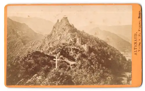 Fotografie M. Foppen, Bonn, Ansicht Altenahr, Gipfelkreuz mit Blick auf die Ruine