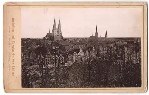 Fotografie Lichtdruck J. Nöhring, Lübeck, Ansicht Lübeck, Ortspartie mit Kirche