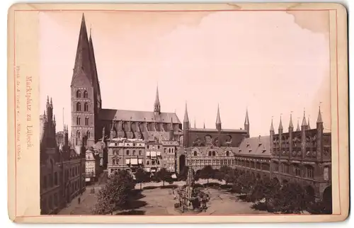 Fotografie Nöhring, Lübeck, Ansicht Lübeck, Blick auf den Marktplatz mit Kirche