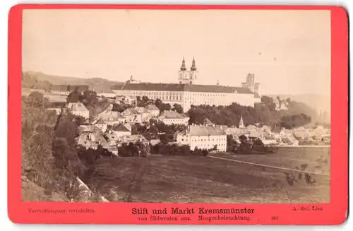Fotografie Würthle & Spinnhirn, Salzburg, Ansicht Kremsmünster, Stift und Markt von Südwesten in Morgenbeleuchtung