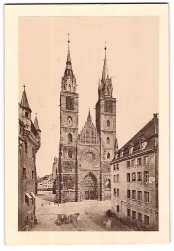 Fotografie unbekannter Fotograf, Ansicht Nürnberg, Blick auf die Lorenzkirche mit Pferdegespann