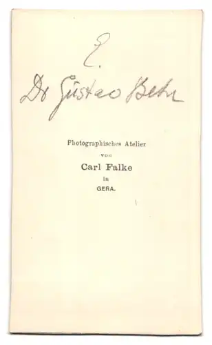 Fotografie Carl Falke, Gera, Portrait Dr. Gustav Behr im Anzug mit Fliege