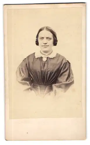 Fotografie unbekannter Fotograf und Ort, Portrait junge Frau im Biedermeierkleid mit Brosche und Spitzenkragen