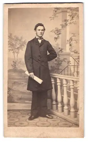 Fotografie unbekannter Fotograf und Ort, Portrait junger Mann im Anzug mit Schriftstück in der Hand
