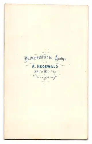 Fotografie A. Hegewald, Neuwied a. Rh., Portrait älterer Herr im Anzug mit Fliege sitzend im Atelier