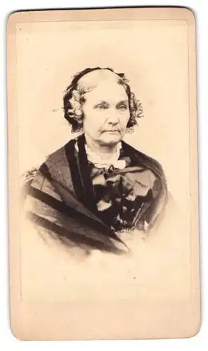 Fotografie E. Th. Schirge, Borna, Portrait ältere Dame im Kleid mit Überwurf und Locken