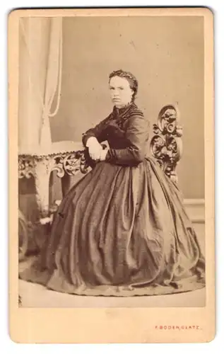 Fotografie Franz Boden, Glatz, Dame im reifrock Kleid sitzend im Atelier