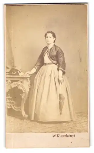 Fotografie W. Kleszkenyi, Wien, Portrait junge Dame im hellen Kleid mit Bolero und Sonnenschirm