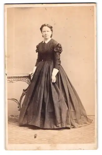 Fotografie Heirnich Harmsen, Wien, Portrait junge Frau im gestreiften Kleid stehend im Atelier