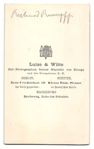 Fotografie Lutze & Witte, Berlin, Portrait Richard Rumpff im Anzug mit Fliege und Vollbart