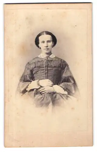Fotografie unbekannter Fotograf und Ort, Portrait junge Dame im Biedermeierkleid mit Spitzenkragen