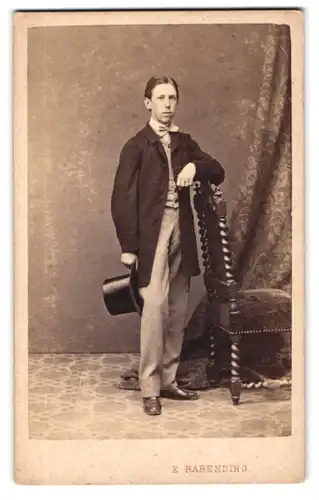 Fotografie E. Rabending, Wien, Portrait junger Mann im Anzug mit Fliege und Zylinder