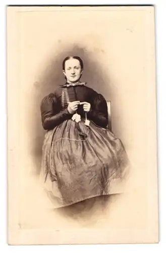 Fotografie unbekannter Fotograf und Ort, Portrait junge Dame im Biedermeierkleid sitzt Häkelnd im Atelier
