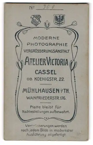 Fotografie Atelier Victoria, Mühlhausen, Wanfriederstrasse 176, Wappen & florale Verzierung, Rückseitig Knaben