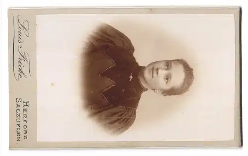 Fotografie Louis Fricke, Herford, Bäckerstr. 22, Visitenkarte & Lorbeerzweig, Rückseitig Mädchen Portrait