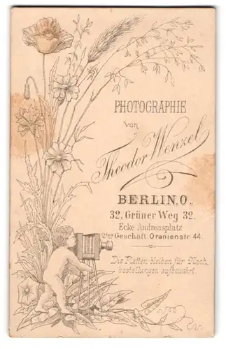 Fotografie Theodor Wenzel, Berlin, Grüner Weg 32, Putte mit Fotoapparat als Landschaftsfotograf, Rückseitig Portrait