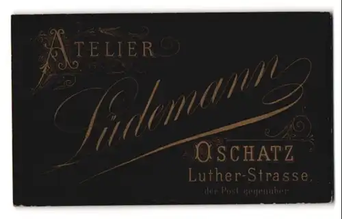 Fotografie Atelier Lüdemann, Oschatz, Luther Strasse, Schriftzug mit Ornamenten, Rückseitig Bursche mit Spazierstock
