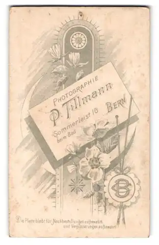 Fotografie P. Tillmann, Bern, Sommerleist 16, Visitenkarte mit Blumen, Siegel & Initialen, Rückseitig Herren Portrait