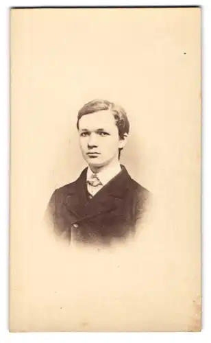 Fotografie A. H. Heckmann, Osnabrück, Johannesstr. 68, Portrait Bursche im Anzug mit Krawatte