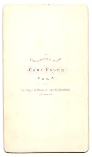 Fotografie Carl Falke, Gera, Portrait Hausfrau im Sonntagskleid beim Fotograf