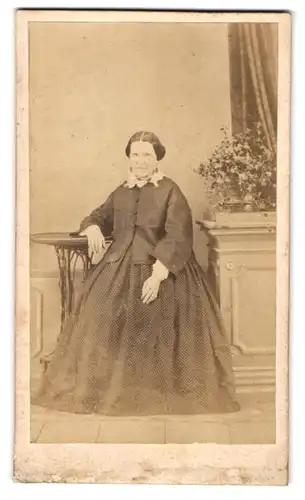 Fotografie unbekannter Fotograf und Ort, Edeldame im weiten Biedermeierkleid auf Stuhl sitzend