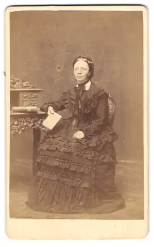 Fotografie H. v. Langsdorff, Freiburg i. B., Edeldame im modischen Kleid mit Rüschen