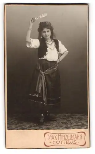 Fotografie Max Hinzelmann, Cottbus, Fasching-Karneval, Mädchen mit Tamburin im Ziegeuner-Kostüm