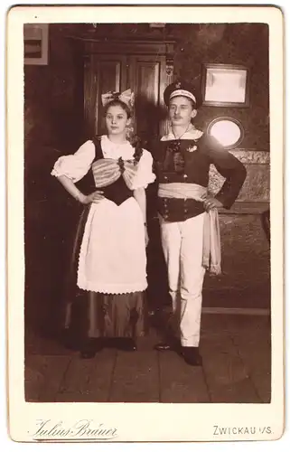 Fotografie Julius Bräuer, Zwickau i. S., Werdauerstr. 28, Fasching-Karneval, Dame in Tracht & Herr in Marine-Uniform