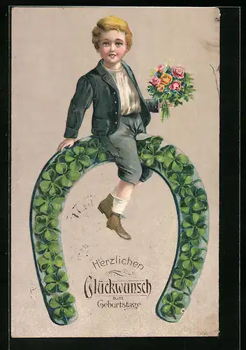 AK Knabe sitzt auf Hufeisen aus Kleeblättern