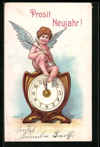 AK Amor sitzt auf Uhr